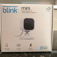 Blink Mini - Cámara de seguridad inteligente compacta enchufable para interiores, video HD de 1080p, visión nocturna, detección de movimiento, audio bidireccional, fácil configuración, funciona con Alexa - 1 cámara (blanca)