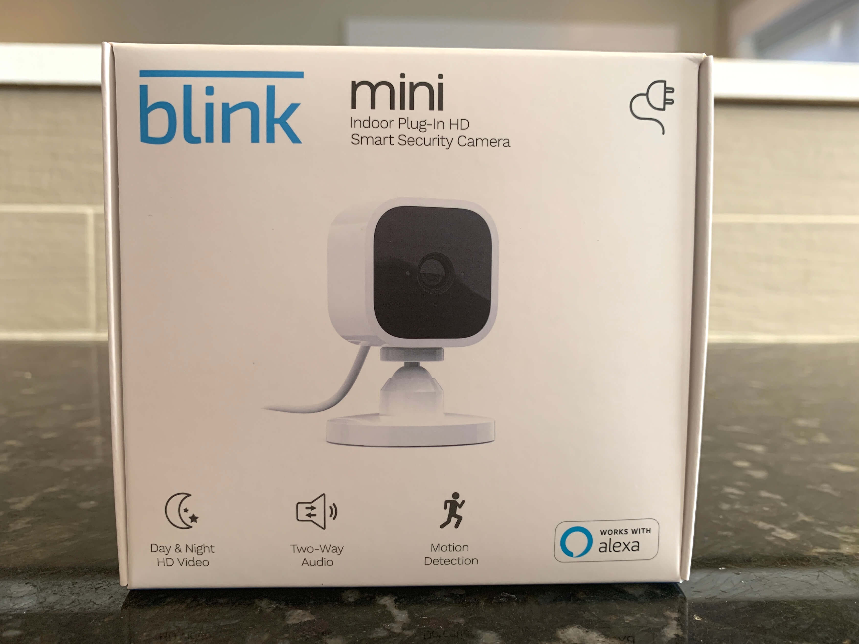 Blink Mini - Cámara de seguridad inteligente compacta enchufable para interiores, video HD de 1080p, visión nocturna, detección de movimiento, audio bidireccional, fácil configuración, funciona con Alexa - 1 cámara (blanca)